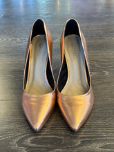 Carica l&#39;immagine nel visualizzatore di Gallery, MISS UNIQUE DECOLLETE&#39; TACCO 8 CM PELLE ORO ROSA
