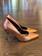 Carica l&#39;immagine nel visualizzatore di Gallery, MISS UNIQUE DECOLLETE&#39; TACCO 8 CM PELLE ORO ROSA
