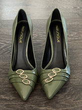 Carica l&#39;immagine nel visualizzatore di Gallery, MISS UNIQUE DECOLLETE&#39; IN VERNICE VERDE TC8,5CM 3 FIBBIE
