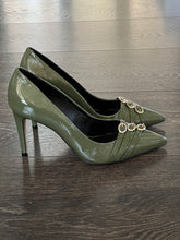 Carica l&#39;immagine nel visualizzatore di Gallery, MISS UNIQUE DECOLLETE&#39; IN VERNICE VERDE TC8,5CM 3 FIBBIE
