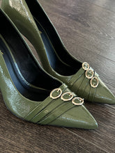 Carica l&#39;immagine nel visualizzatore di Gallery, MISS UNIQUE DECOLLETE&#39; IN VERNICE VERDE TC8,5CM 3 FIBBIE
