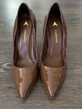 Carica l'immagine nel visualizzatore di Gallery, CARRANO DECOLLETE IN MORBIDA VERNICE BROWN TACCO 10,5CM  IN ACCIAIO

