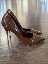 Carica l'immagine nel visualizzatore di Gallery, CARRANO DECOLLETE IN MORBIDA VERNICE BROWN TACCO 10,5CM  IN ACCIAIO
