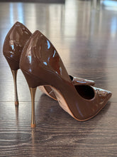 Carica l'immagine nel visualizzatore di Gallery, CARRANO DECOLLETE IN MORBIDA VERNICE BROWN TACCO 10,5CM  IN ACCIAIO
