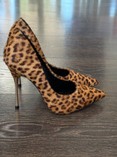 Carica l'immagine nel visualizzatore di Gallery, CARRANO DECOLLETE IN CAVALLINO LEOPARDATO TACCO 10,5CM  IN ACCIAIO
