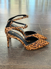 Carica l'immagine nel visualizzatore di Gallery, CARRANO DECOLLETE' SPEZZATA CAVALLINO LEOPARDATO  TACCO 8  CM
