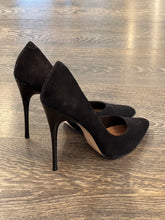 Carica l&#39;immagine nel visualizzatore di Gallery, VICENZA DECOLLETE&#39; IN CAMOSCIO  NERO TACCO 10,5 CM IN VERNICE

