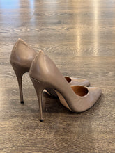 Carica l'immagine nel visualizzatore di Gallery, VICENZA DECOLLETE' IN PELLE TAUPE TACCO 10,5 CM
