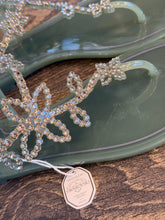 Carica l&#39;immagine nel visualizzatore di Gallery, MENGHI SANDALO INFRADITO BIRCH&quot;CAVIGLIERA&quot; IN GOMMA CON SWAROVSKI MADE IN ITALY (SALVIA)
