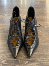 Carica l'immagine nel visualizzatore di Gallery, CECIL DECOLLETE' ALLACCIATA TACCO 6 CM IN PELLE NERA
