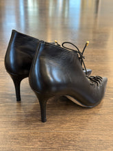Carica l'immagine nel visualizzatore di Gallery, CECIL DECOLLETE' ALLACCIATA TACCO 6 CM IN PELLE NERA
