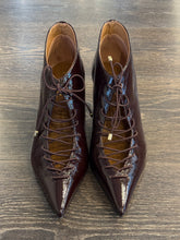 Carica l'immagine nel visualizzatore di Gallery, CECIL DECOLLETE' ALLACCIATA TACCO 6 CM IN VERNICE MARRONE

