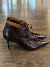 Carica l'immagine nel visualizzatore di Gallery, CECIL DECOLLETE' ALLACCIATA TACCO 6 CM IN VERNICE MARRONE
