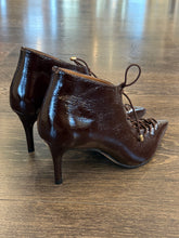 Carica l'immagine nel visualizzatore di Gallery, CECIL DECOLLETE' ALLACCIATA TACCO 6 CM IN VERNICE MARRONE
