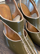 Carica l'immagine nel visualizzatore di Gallery, CECIL SLINGBACK IN VERNICE SALVIA TACCO 8 CM
