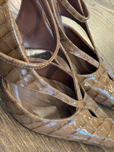 Carica l'immagine nel visualizzatore di Gallery, VICENZA SLINGBACK IN VERNICE AMBRA
