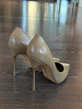 Carica l'immagine nel visualizzatore di Gallery, CARRANO DECOLLETE IN PELLE ALMOND TACCO 10,5CM  IN ACCIAIO
