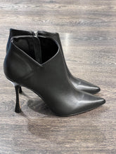 Carica l&#39;immagine nel visualizzatore di Gallery, VICENZA TRONCHETTO NERO TACCO 9CM SCOLLO LATO
