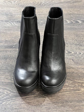 Carica l&#39;immagine nel visualizzatore di Gallery, EMANUELA PASSERI TRONCHETTO IN PELLE NERA TACCO GROSSO PLATEAU
