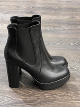 Carica l&#39;immagine nel visualizzatore di Gallery, EMANUELA PASSERI TRONCHETTO IN PELLE NERA TACCO GROSSO PLATEAU
