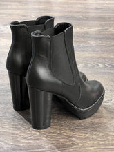 Carica l&#39;immagine nel visualizzatore di Gallery, EMANUELA PASSERI TRONCHETTO IN PELLE NERA TACCO GROSSO PLATEAU
