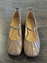 Carica l&#39;immagine nel visualizzatore di Gallery, CECIL BEBE&#39; IN NAPPA FANGO PLISETTATA TC 4 CM
