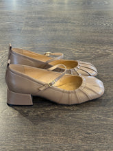 Carica l&#39;immagine nel visualizzatore di Gallery, CECIL BEBE&#39; IN NAPPA FANGO PLISETTATA TC 4 CM
