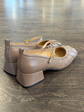 Carica l&#39;immagine nel visualizzatore di Gallery, CECIL BEBE&#39; IN NAPPA FANGO PLISETTATA TC 4 CM
