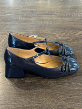 Carica l&#39;immagine nel visualizzatore di Gallery, CECIL DECOLLETE&#39; A T E FIOCCHETTO TC 4 CM IN NAPLACK BLU
