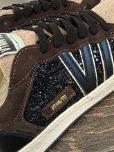 Carica l'immagine nel visualizzatore di Gallery, VITAMINA SNEAKER IN CAMOSCIO MORO+BEIGE
