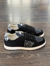 Carica l'immagine nel visualizzatore di Gallery, VITAMINA SNEAKER IN PELLE NERA +PAILETTES
