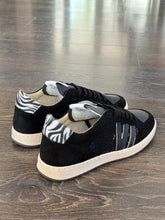 Carica l'immagine nel visualizzatore di Gallery, VITAMINA SNEAKER IN PELLE NERA +PAILETTES
