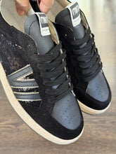 Carica l'immagine nel visualizzatore di Gallery, VITAMINA SNEAKER IN PELLE NERA +PAILETTES
