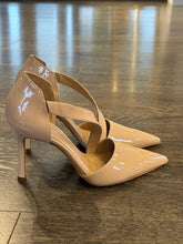 Carica l'immagine nel visualizzatore di Gallery, CARRANO DECOLLETE' SPEZZATA VERNICE NUDE TACCO 9 CM
