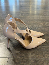 Carica l'immagine nel visualizzatore di Gallery, CARRANO DECOLLETE' SPEZZATA VERNICE NUDE TACCO 9 CM
