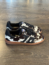 Carica l&#39;immagine nel visualizzatore di Gallery, BACK70 SNEAKER IN CAVALLINO STAMPA MUCCA BIANCO-MARRONE
