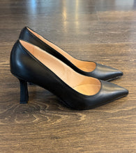 Carica l'immagine nel visualizzatore di Gallery, LUIS ANNE DECOLLETE' IN PELLE NERA TACCO 6 CM
