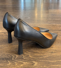 Carica l'immagine nel visualizzatore di Gallery, LUIS ANNE DECOLLETE' IN PELLE NERA TACCO 6 CM
