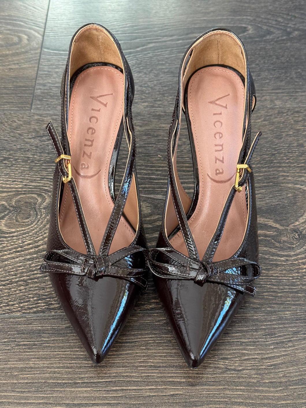 VICENZA DECOLLETE' IN VERNICE MARRONE TACCO 9CM FIOCCO