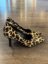 Carica l&#39;immagine nel visualizzatore di Gallery, FRANCESCO MILANO DECOLLETE&#39; STAMPA GIRAFFA TACCO 7,5 CM
