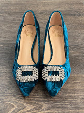 Carica l&#39;immagine nel visualizzatore di Gallery, ALMA BLUE DECOLLETE&#39; IN TESSUTO BLU TACCO 5,5 CM
