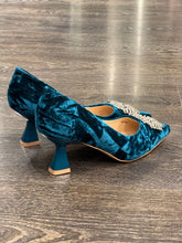 Carica l&#39;immagine nel visualizzatore di Gallery, ALMA BLUE DECOLLETE&#39; IN TESSUTO BLU TACCO 5,5 CM
