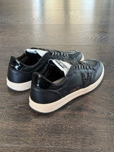 Carica l&#39;immagine nel visualizzatore di Gallery, VITAMINA SNEAKER IN PELLE NERA
