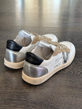 Carica l&#39;immagine nel visualizzatore di Gallery, VITAMINA SNEAKER IN PELLE BIANCA V ZEBRATA
