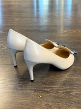 Carica l&#39;immagine nel visualizzatore di Gallery, CECIL DECOLLETE&#39;  TC 6,5 CM IN PELLE BURRO CON PUNTA ED ACCESSORIO NERO
