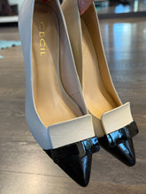 Carica l&#39;immagine nel visualizzatore di Gallery, CECIL DECOLLETE&#39;  TC 6,5 CM IN PELLE BURRO CON PUNTA ED ACCESSORIO NERO
