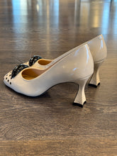 Carica l&#39;immagine nel visualizzatore di Gallery, CECIL DECOLLETE&#39;  TC 7 CM IN NAPLACK BURRO E POIS
