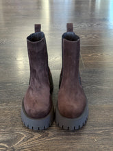 Carica l'immagine nel visualizzatore di Gallery, EMANUELA PASSERI BEATLES IN CAMOSCIO MARRONE
