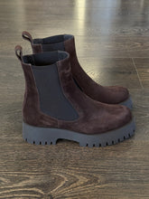 Carica l'immagine nel visualizzatore di Gallery, EMANUELA PASSERI BEATLES IN CAMOSCIO MARRONE
