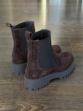 Carica l'immagine nel visualizzatore di Gallery, EMANUELA PASSERI BEATLES IN CAMOSCIO MARRONE
